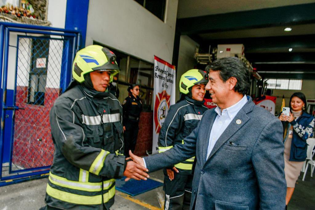 GERMANCHAMORRO1's tweet photo. Con @bomberospasto logramos alianza estrategia que nos ha permitido convertirnos en un solo equipo que protege y salva vidas:
✅Entregamos vehículo de Rescate tipo ambulancia
✅Gestión para la construcción de nueva estación en la comuna 10
✅Construcción #COEPasto y #CEGIRDPasto https://t.co/8HLd65Ava8