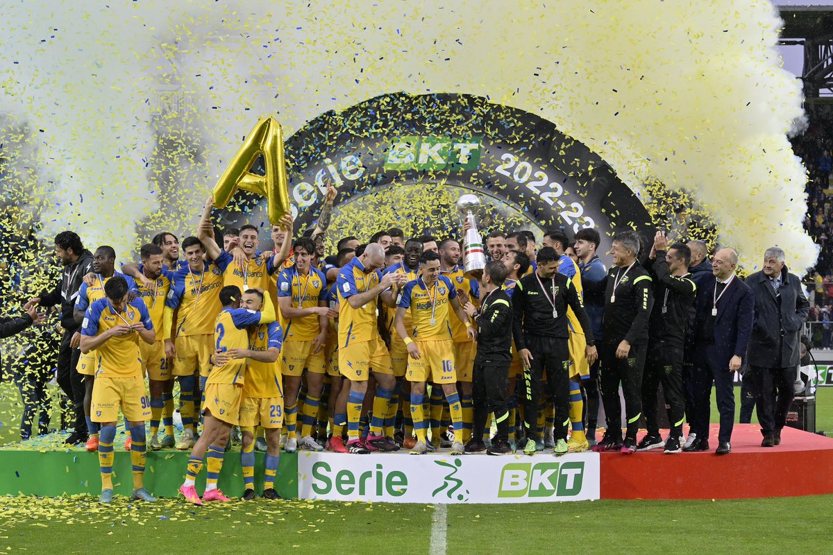 Frosinone1928's tweet photo. È NOSTR🅰️🅰️🅰️🅰️🅰️! 
Il #FrosinoneCalcio vince la @Lega_B 2022/2023!!! https://t.co/kqHZgOwCVO