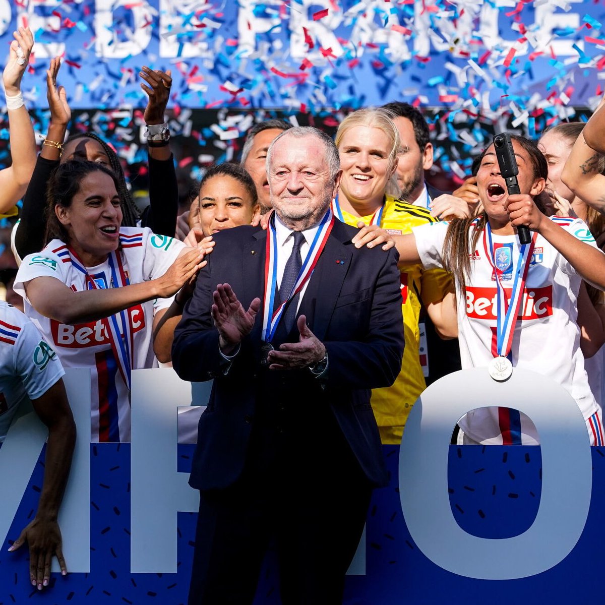 coupedefranceCA's tweet photo. Le 3️⃣5️⃣e et dernier trophée pour @JM_Aulas avec l’@OLfeminin 🏆 

#CoupeDeFrance https://t.co/jiF5LIpkYW