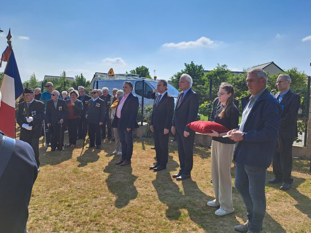 chateau_gontier's tweet photo. 78e anniversaire du #8mai1945 commémoré dans les communes déléguées d’#Azé et de #SaintFort où deux anciens combattants ont reçu la #médaille de la #Reconnaissance de la #Nation 🏅
N’oublions pas ceux qui ont donné leur vie pour la liberté 
#DevoirDeMemoire https://t.co/VxyjMFUoAF