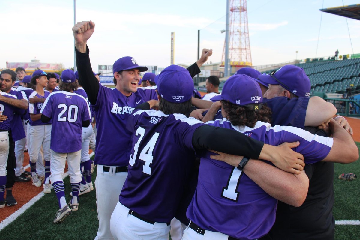 CCNYSports's tweet image. 𝐋𝐢𝐟𝐞 𝐥𝐢𝐤𝐞 𝐭𝐡𝐢𝐬 𝐬𝐮𝐫𝐞 𝐢𝐬 𝐒𝐖𝐄𝐄𝐓, 𝐡𝐮𝐡?

Nothing feels better than that postgame Championship celebration! 

#GoBeavers🟣⚫️ | #CUNYCHAMPS