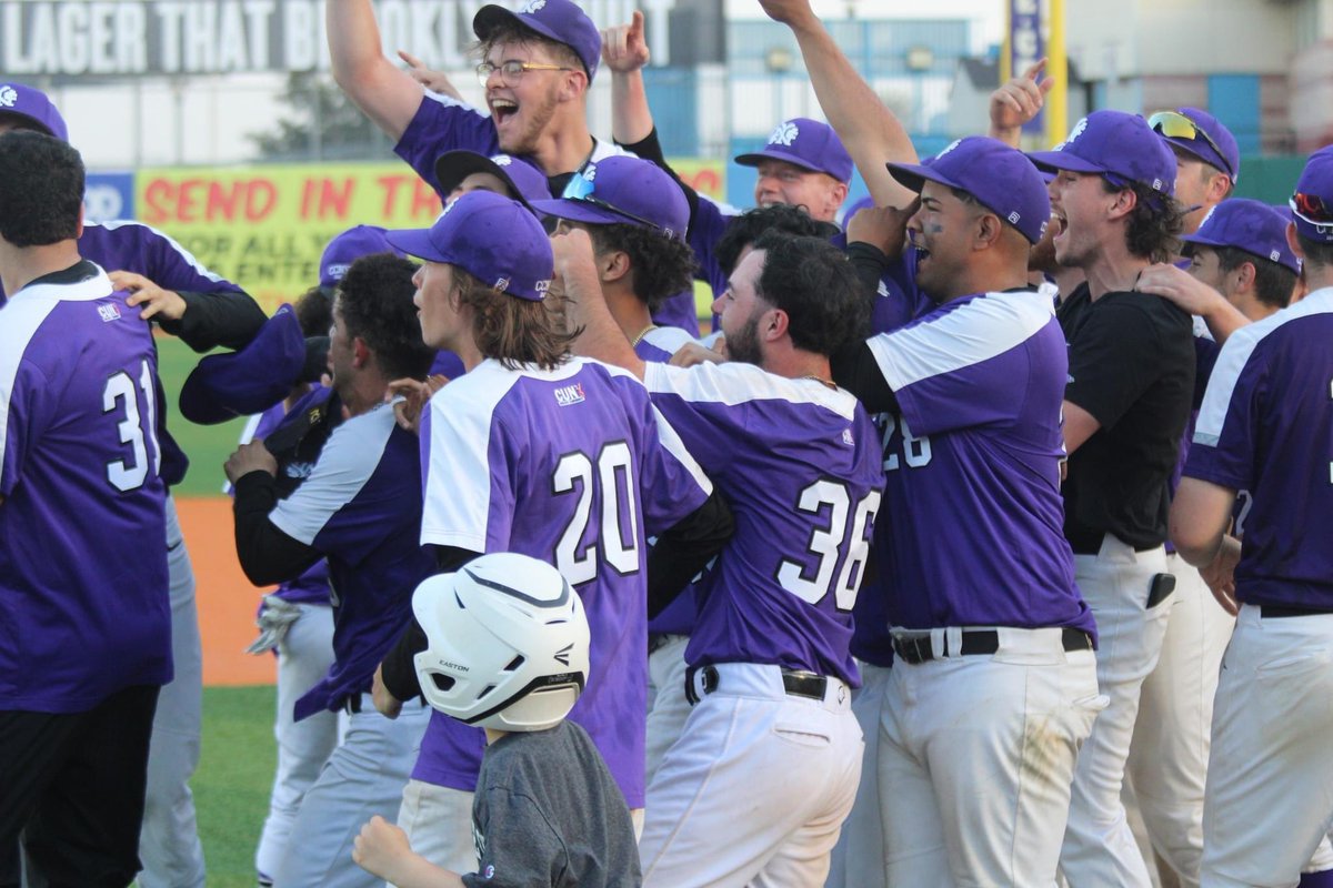 CCNYSports's tweet image. 𝐋𝐢𝐟𝐞 𝐥𝐢𝐤𝐞 𝐭𝐡𝐢𝐬 𝐬𝐮𝐫𝐞 𝐢𝐬 𝐒𝐖𝐄𝐄𝐓, 𝐡𝐮𝐡?

Nothing feels better than that postgame Championship celebration! 

#GoBeavers🟣⚫️ | #CUNYCHAMPS