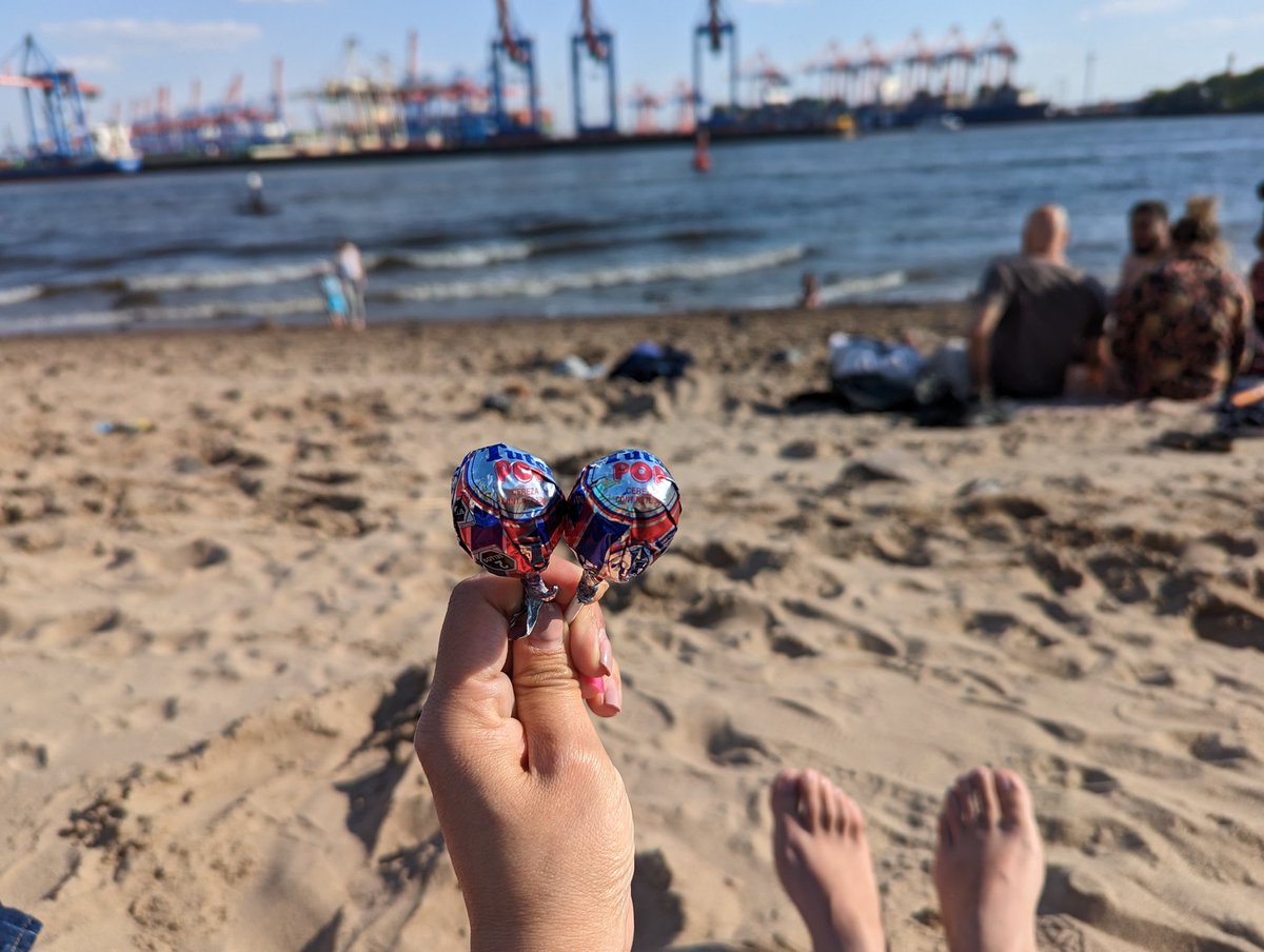 Polyheritu's tweet photo. Ah perro, traes las Tutsi-Pop desde México para el mundo 😅
 Éste año no olvidé traerme mi bolsa de paletas #TutsiPop https://t.co/bMUaUkIicu