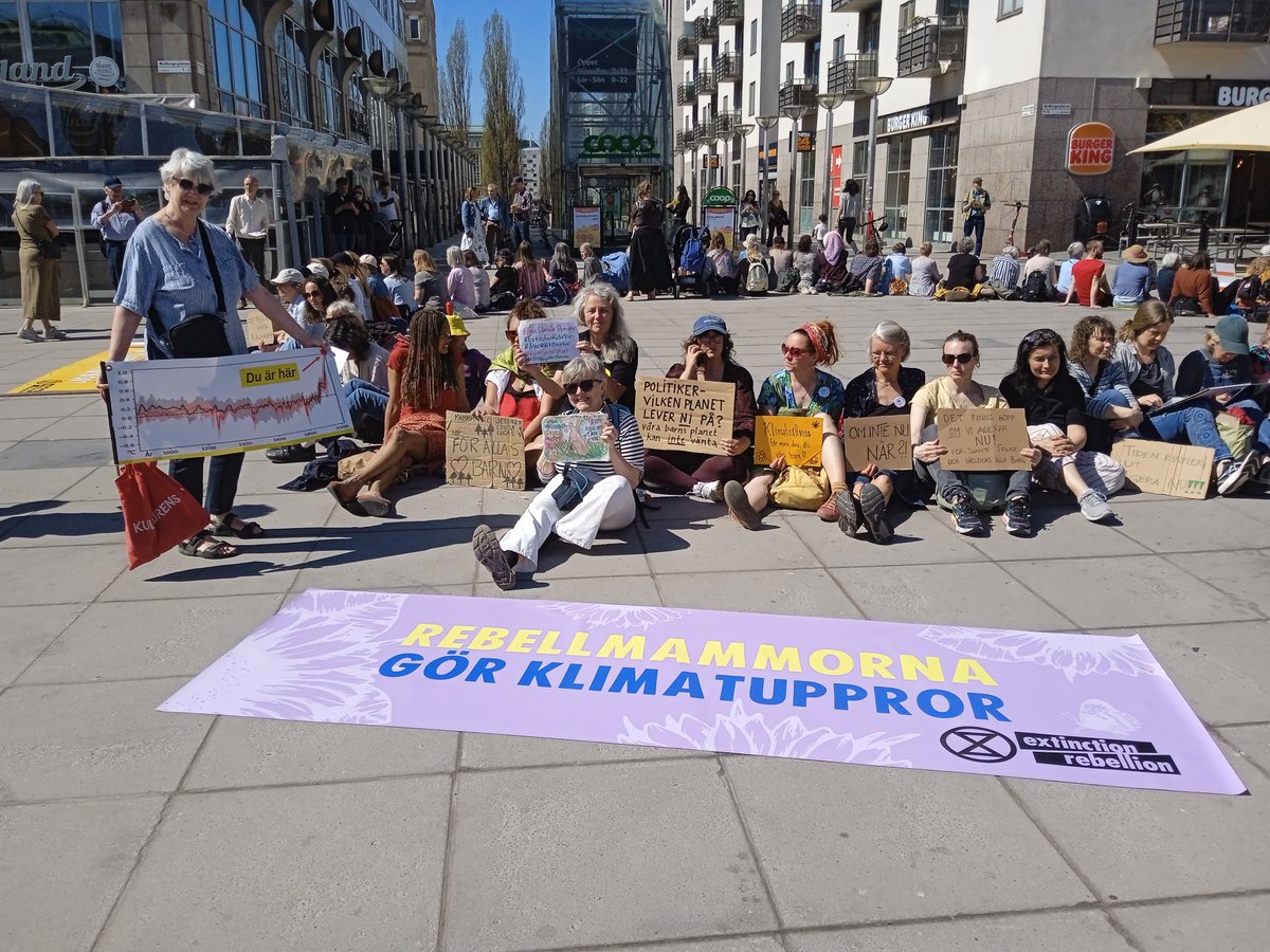 JanineClimate's tweet photo. Samtidigt på Medborgarplatsen var det också ett @klimataktion demo !
Klimat dominance!
Med Gun och Camilla!
#Twiff, 15, #Saturdaysforfuture, #Sweden, Stockholm, Medborgarplatsen https://t.co/TBToyWjs7x
