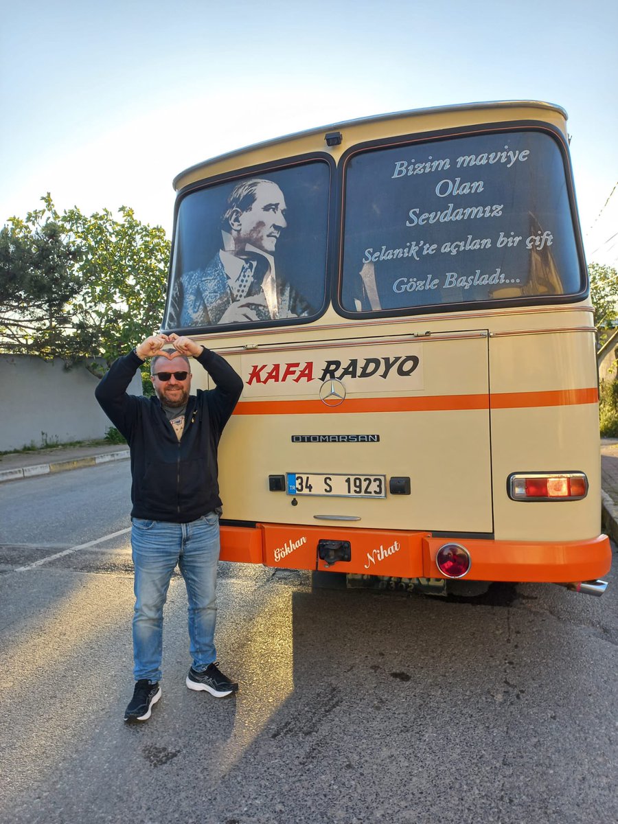 Yarın her şey çok güzel olacak. Atatürk’ün kurduğu cumhuriyetin 100. yılına 13. Cumhurbaşkanı olarak Kemal Kılıçdaroğlu çok yakışacak, inanıyorum.
İlk turda bitirelim gençler. ♥️