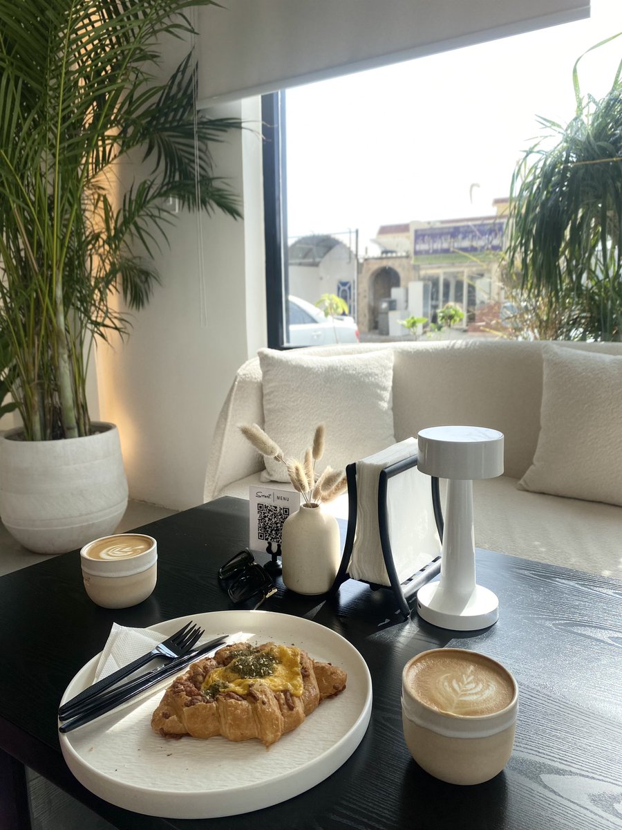 بعض الجمال يحكيه تفاصيل المكان ♡