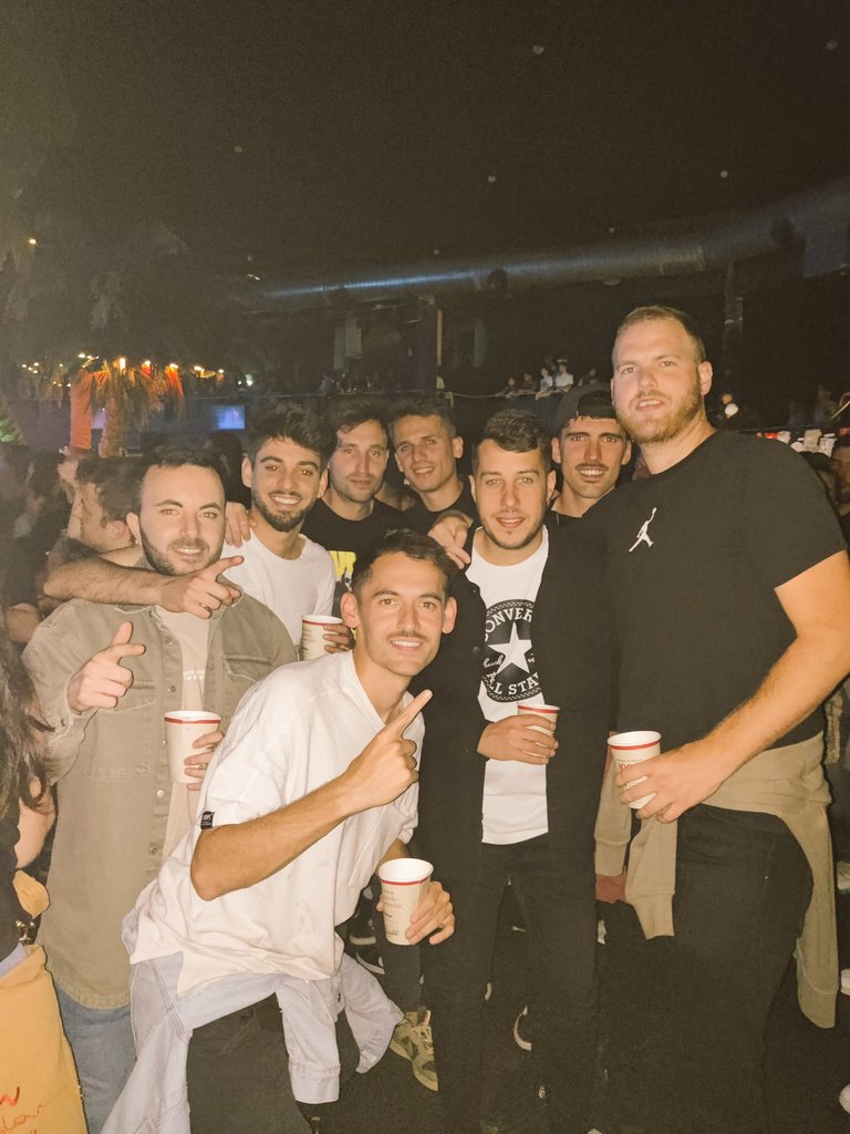 MarioMeneses8's tweet photo. @yozatu anoche poniendo boca abajo la Riviera!!! Nuestra infancia brillando delante de nosotros @pabloalonso06 @yulik_5 @santirico11 @wuben10 @SergioPixi13 @RoberArenass6 @danimiranda9 #SFDK https://t.co/fuIkpLEEnY