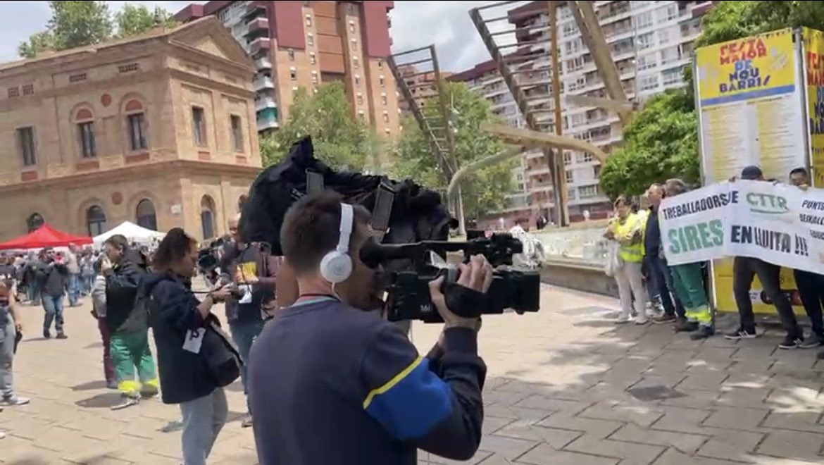 CTTR_Siresa's tweet photo. Al Sr. Director de Siresa li agrada el #Mambo. ¿Qué fem les treballadores #Vaga #Puntsverds? Doncs….Maaaaaambo!!!
@celmi909 @marcfaustino @CUPBarcelona @cos_bcn @OriolArechi @CUPNouBarris @GrupTERSA @Comite_BCASA @cgt_delivery @aitorblanc @Felixfraudster @adriana_llena @kikoP9 https://t.co/iXFW8IOc6X