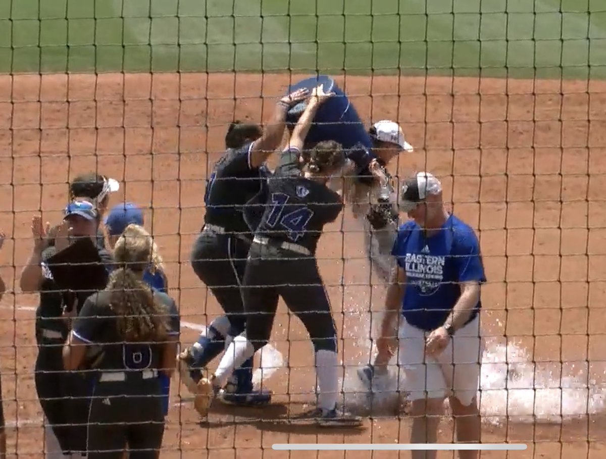 In tears screaming at my TV... Congratulations <a href="/EIU_Softball/">Eastern Illinois Softball</a> and <a href="/CoachArchibald/">Tara Archibald</a>!! BEYOND happy for y'all!!