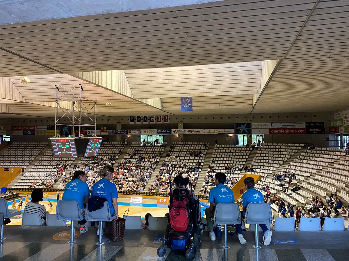 🙌 Amb motiu del partit Catalunya-Ucraïna de bàsquet femení 🏀, organitzem una graderia solidària amb més de 100 persones integrades per voluntaris de CaixaBank, famílies ucraïneses refugiades a Catalunya i entitats socials gironines. #a100ambelBàsquet🏀 @FCBQ  #CatalunyaBQ