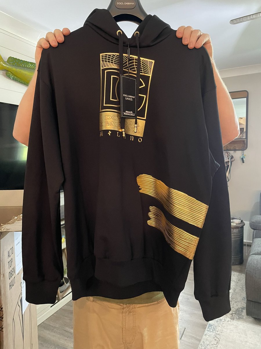 BurgerboyClt's tweet photo. Talk about premium product &amp; packaging.  My 13 yr old daughter can fit in the box that held 2 hoodies lol. Top shelf for sure. @dolcegabbana @UNXD_NFT #merch #NFTs https://t.co/kDefKxo8nX