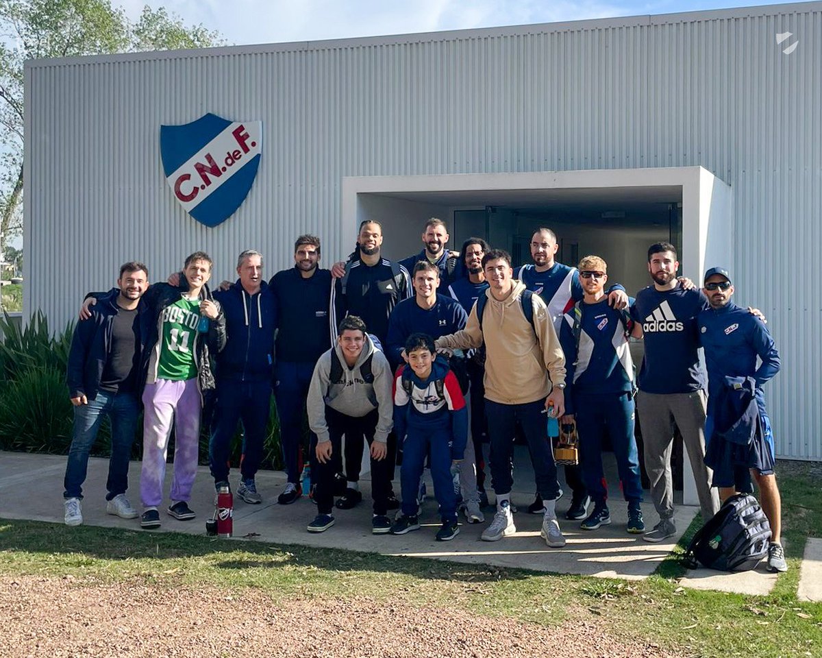 El plantel Tricolor visitó esta mañana la Ciudad Deportiva Los Céspedes para realizar ejercicios regenerativos de cara a la tercera final del lunes 💪🏻🏀

#ElClubGigante 🔵⚪️🔴
#MismoEscudoMismaPasión