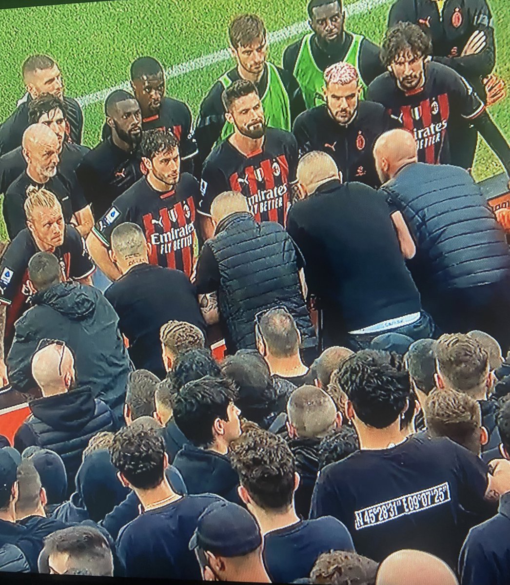 MilanEye's tweet photo. Curva Sud have called the Milan squad after the game https://t.co/TzpkpHpXgN
