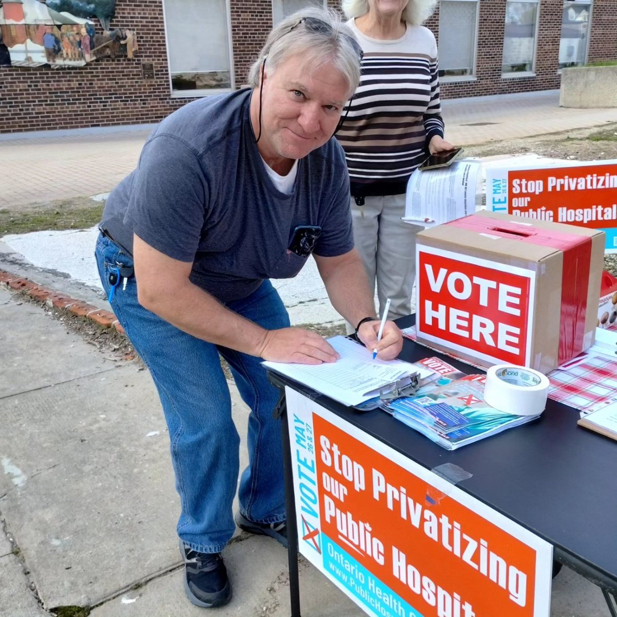 SimcoeCountyHC's tweet photo. The #Collingwood team gets the votes - downtown this morning and infront of the curling club after 4 p.m. #PublicHospitalVote.ca 
#simcoecountyhealthcoalition #noprivatehospitals https://t.co/YGC0vkltRM