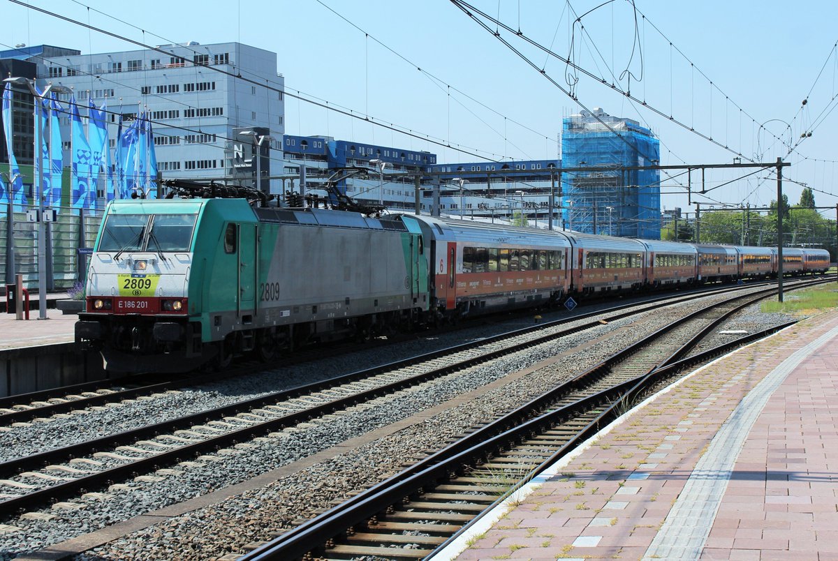 erwinstreinen's tweet photo. NMBS Traxx 2809 met TriFinance-gezelschapstrein naar Brussel te Rotterdam CS
#nmbs #traxx #bombardier #locomotive #trifinance #rotterdam #locomotief #railcolor #belgianrail #rotterdamcentraal #rotterdamcs #chartertrain #eisenbahn #treinspotten #treinleven #zug #trainspotting https://t.co/OMbsBmm7Yd
