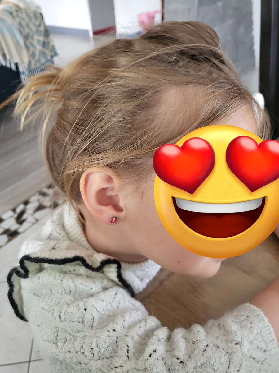 emiliethebos's tweet photo. Depuis le temps qu'elle demande, aujourd'hui ct perçage d'oreilles.. Est ce qu'elle a choisi les mêmes que ladybug ? C bien possible. #fandemiraculous #maloulou https://t.co/54Km2ghZu1