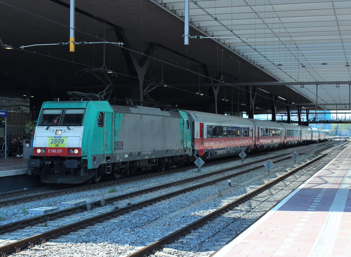 erwinstreinen's tweet photo. NMBS Traxx 2809 met TriFinance-gezelschapstrein naar Brussel te Rotterdam CS
#nmbs #traxx #bombardier #locomotive #trifinance #rotterdam #locomotief #railcolor #belgianrail #rotterdamcentraal #rotterdamcs #chartertrain #eisenbahn #treinspotten #treinleven #zug #trainspotting https://t.co/OMbsBmm7Yd