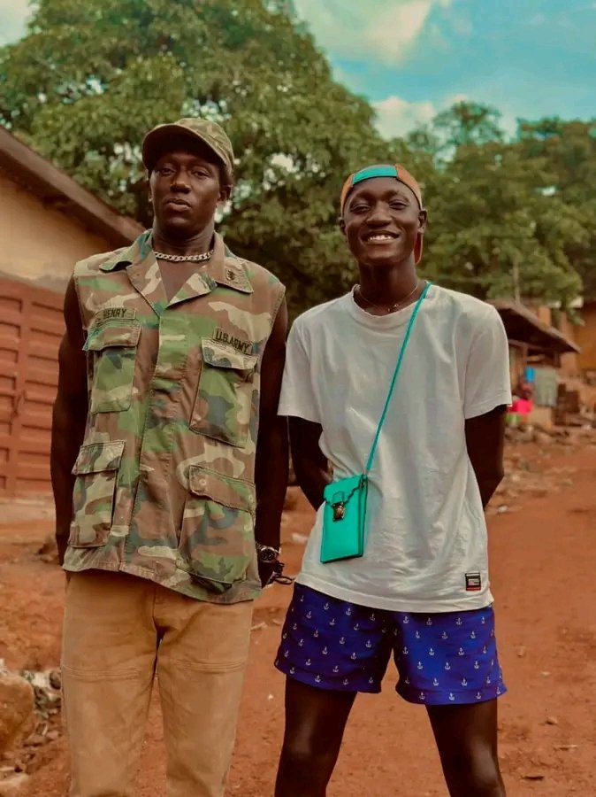 IMansomax's tweet photo. Sierra Leone treasure 😊💐 , they can make you laugh out Loud in many circumstances 😜! 

Awel Judas done joined di Army 😂... Tin meet Salone Jesus because no to pikin slap n Kick u go dae receive randomly 😅🏃.  Salone Jesus &amp; Judas Comedy 🙌😋.
#SaloneTwitter https://t.co/s71HTxIR1F