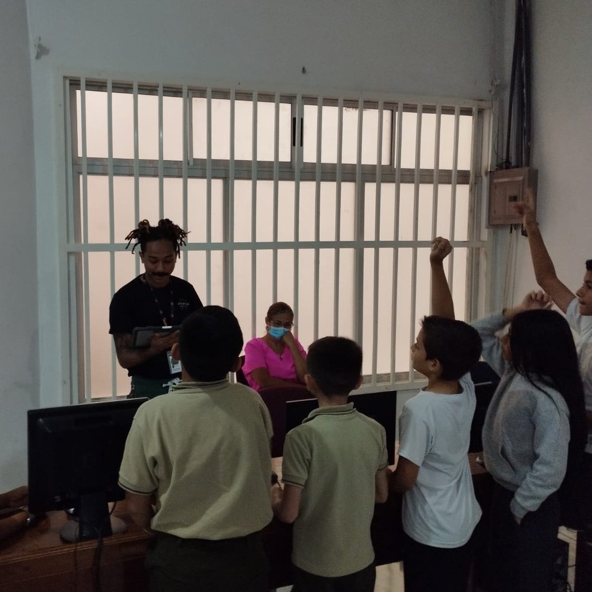 t3ampo's tweet photo. Ayer, como parte del #Programaimpulsarte, realizamos pruebas para medir la efectividad de
#MixIt! 🚀 como herramienta educativa-lúdica.
Muchas gracias al Centro Educativo Green Valley por recibirnos, y @AUGEUCR por la iniciativa.
#T3AMPO #Guapiles #indiegames #CostaRica https://t.co/gHQU6TPGXo