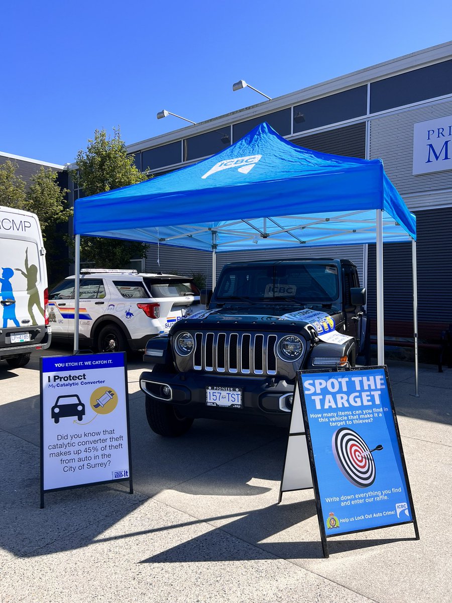RoadSafetyJo's tweet image. We are here @RealCdnSS in @CityofSurrey with @SurreyRCMP and volunteers to talk about #autocrime and the prevention of catalytic converters. We also have @PreventCrimes doing #lockoutautocrime notices reminding shoppers to remove their valuables. Come on down. @RoadSafetyKaren
