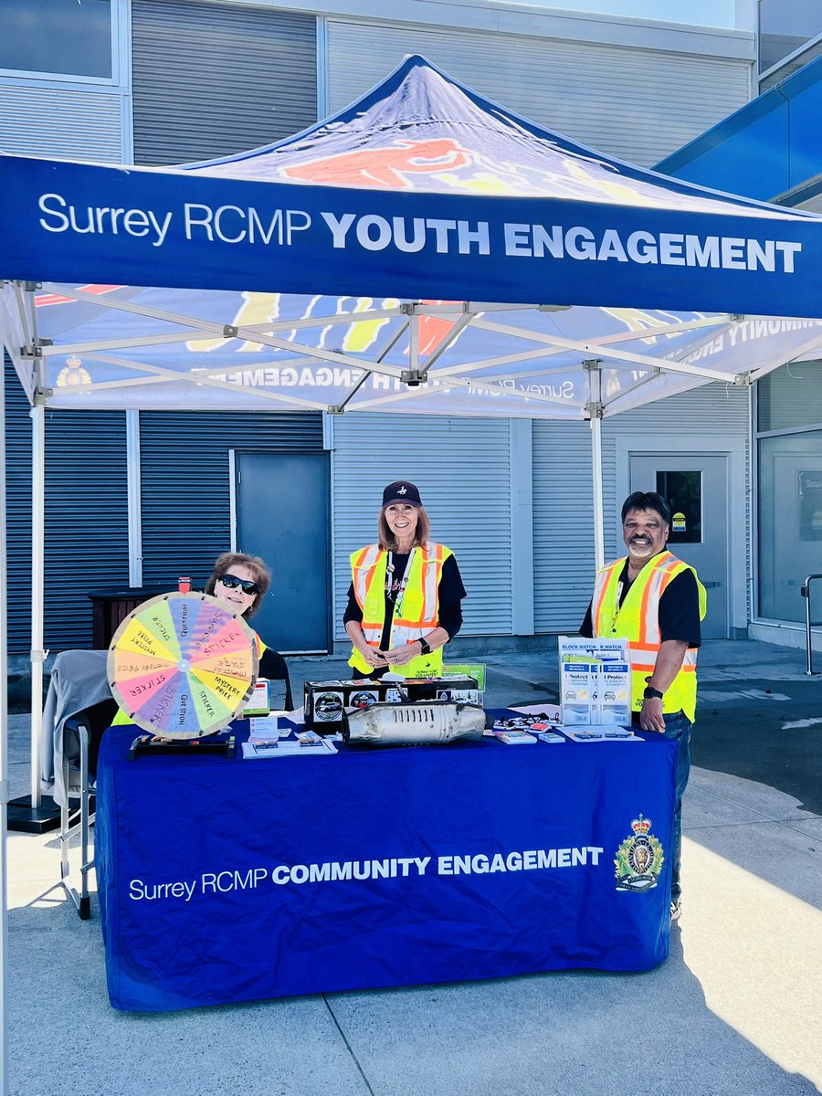 RoadSafetyJo's tweet image. We are here @RealCdnSS in @CityofSurrey with @SurreyRCMP and volunteers to talk about #autocrime and the prevention of catalytic converters. We also have @PreventCrimes doing #lockoutautocrime notices reminding shoppers to remove their valuables. Come on down. @RoadSafetyKaren