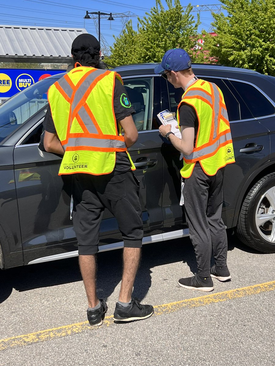 RoadSafetyJo's tweet image. We are here @RealCdnSS in @CityofSurrey with @SurreyRCMP and volunteers to talk about #autocrime and the prevention of catalytic converters. We also have @PreventCrimes doing #lockoutautocrime notices reminding shoppers to remove their valuables. Come on down. @RoadSafetyKaren