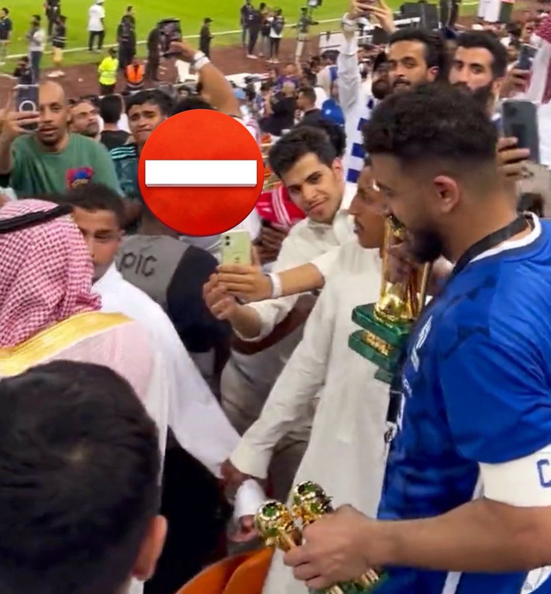 saeaea511's tweet photo. محاولة تمرير الكذبةكحقيقة
هي محاولة فااشلة لاتنطلي على احد.وش هالمشجع الاتحادي الي متفرغ لمطاردة لاعبين الهلال وتصويرهم وهم طالعين المنصة ونازلين منها ويتوسل لهم يعطون #الاتحاد المباراة.!

الحقيقة..
الاتحاديون لايتوسلون رؤساء الاندية ولاعبينها..

المشجع هلالي او نصراوي..
انتهى✋ https://t.co/wYlKCa9SBL
