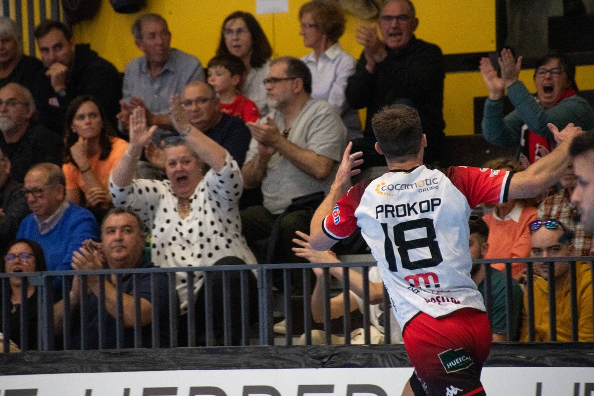 💙 <a href="/BalonmanoNava/">Club Balonmano Nava 🤾🇮🇩</a> 𝐄𝐒 𝐃𝐄 𝐀𝐒𝐎𝐁𝐀𝐋 💙

👏 Su victoria ante <a href="/BMCiudadDMalaga/">TROPS MÁLAGA BM.</a> le lleva directo a la Primera División. ¡ENHORABUENA! 

#Balonmano #DHPlataMasc