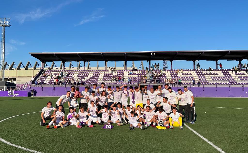 RVcantera's tweet photo. 🏆💜 El #RVJuvenilB vence (1-0) al @cdnumancia con gol de Rulo y se proclama campeón del Grupo III de Liga Nacional

¡𝓔𝓝𝓗𝓞𝓡𝓐𝓑𝓤𝓔𝓝𝓐! 👏🏻

#pucela #RVcantera https://t.co/czd8Gg1qJV