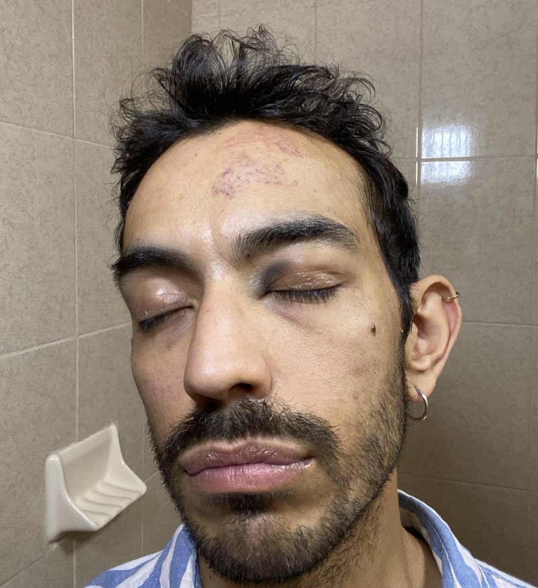oyeeepam's tweet photo. Estos sujetos golpearon a un colega (Con sordera) en un acto de discriminación y xenofobia, si saben quiénes son nos ayudaría mucho su información.

Historia en las fotos. https://t.co/cyD7EVLjEM