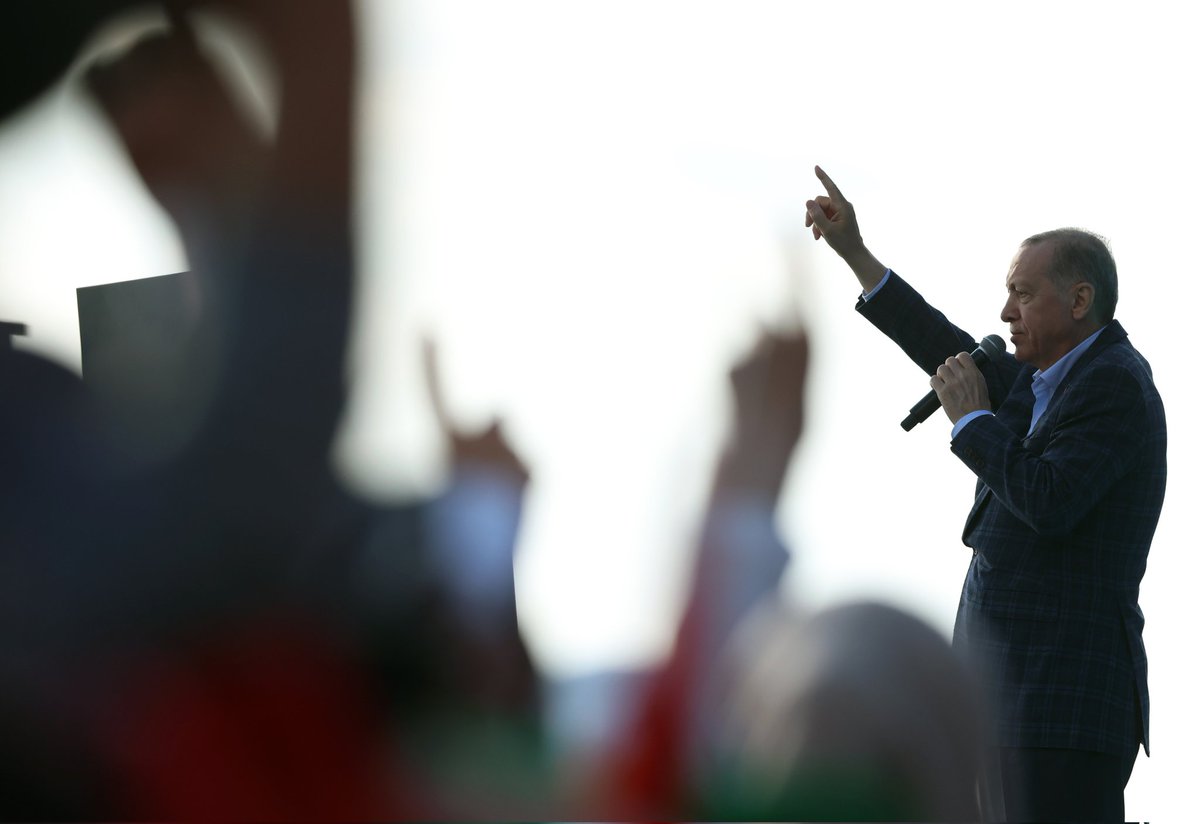 Kazanması veya kazanacağı için <a href="/RTErdogan/">Recep Tayyip Erdoğan</a> a oy veriyor değilim

Ben sandıktan çıkan tek oy benimki olduğunu bilsem dahi Erdoğan'a oy verdim

Şahs-ı manevî açısından bakıyorum meseleye
"Toplumsal Erdoğan"a bakıp karar veriyorum

O "toplumsal Erdoğan"da annemin gözyaşları var çünkü