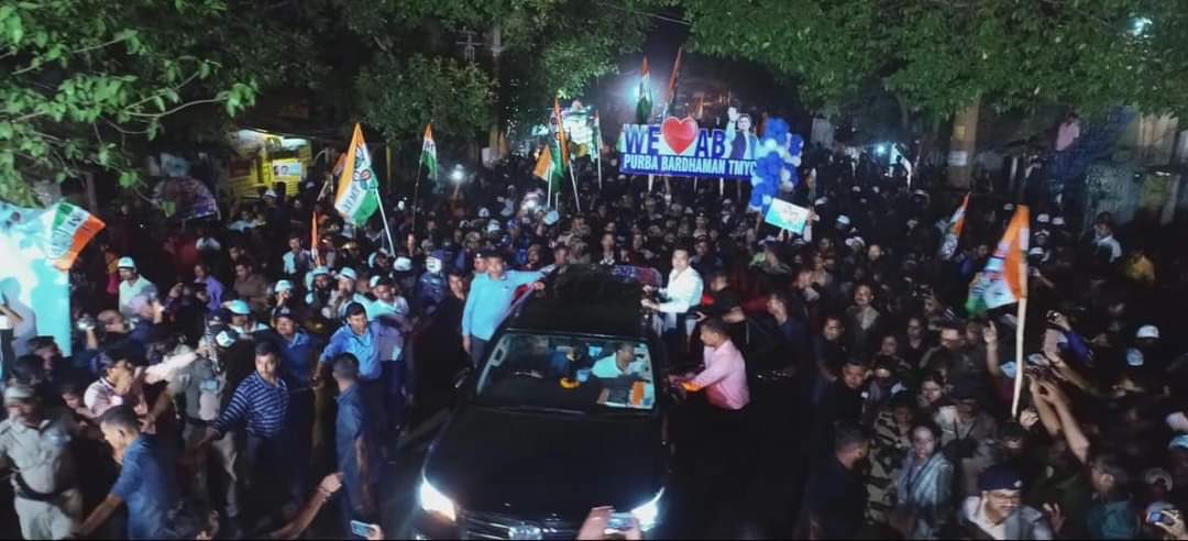 TrinankurWBTMCP's tweet photo. The enthusiasm and support I see in the people to build a 'Manusher Panchayat' is just unimaginable. Their  blessings are with us.  #TrinamooleNaboJowar will bring the tide of development in Bengal.

- Shri @abhishekaitc on the 18th day of the #JonoSanjogYatra https://t.co/esAmb4amS7