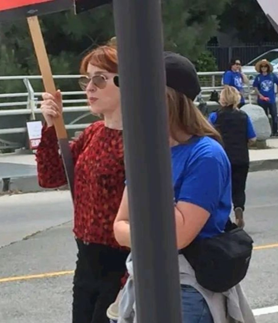 RUTHIESBENEDICT's tweet image. #RUTHCONNELL &amp;amp; #ROBBENEDICT at the Writers Guild Strike 🫶
