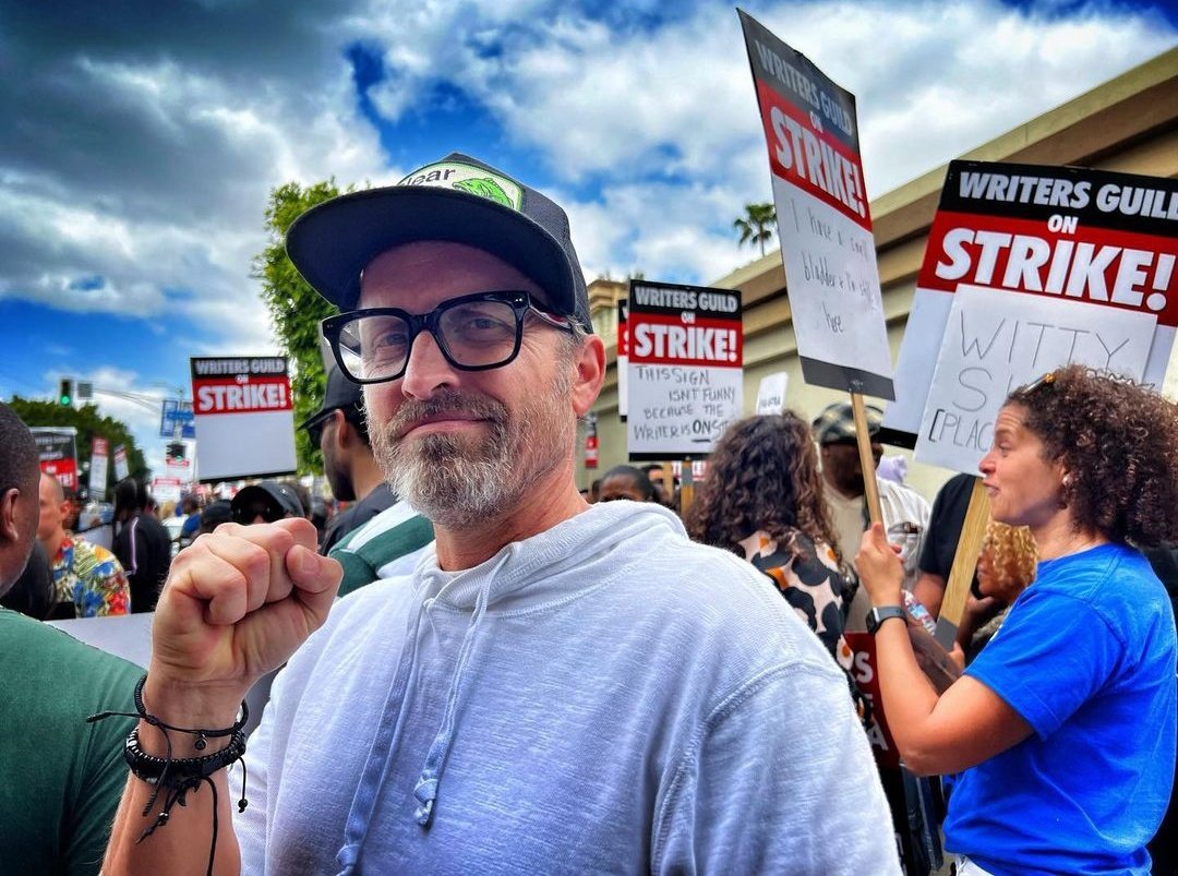 #RUTHCONNELL & #ROBBENEDICT at the Writers Guild Strike 🫶