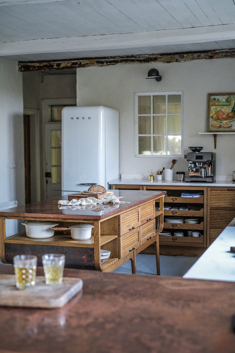 deVOLKitchens's tweet photo. #KitchenTour: The kitchen is the centre of this airy Scandinavian home, ubiquitous whitewashed floorboards and ceilings, an eclectic mix of vintage and mid-century furniture all brought together with our Haberdasher's cupboards. https://t.co/66A86MO0SO #ScandiKitchen https://t.co/nOFmoxf2Z8