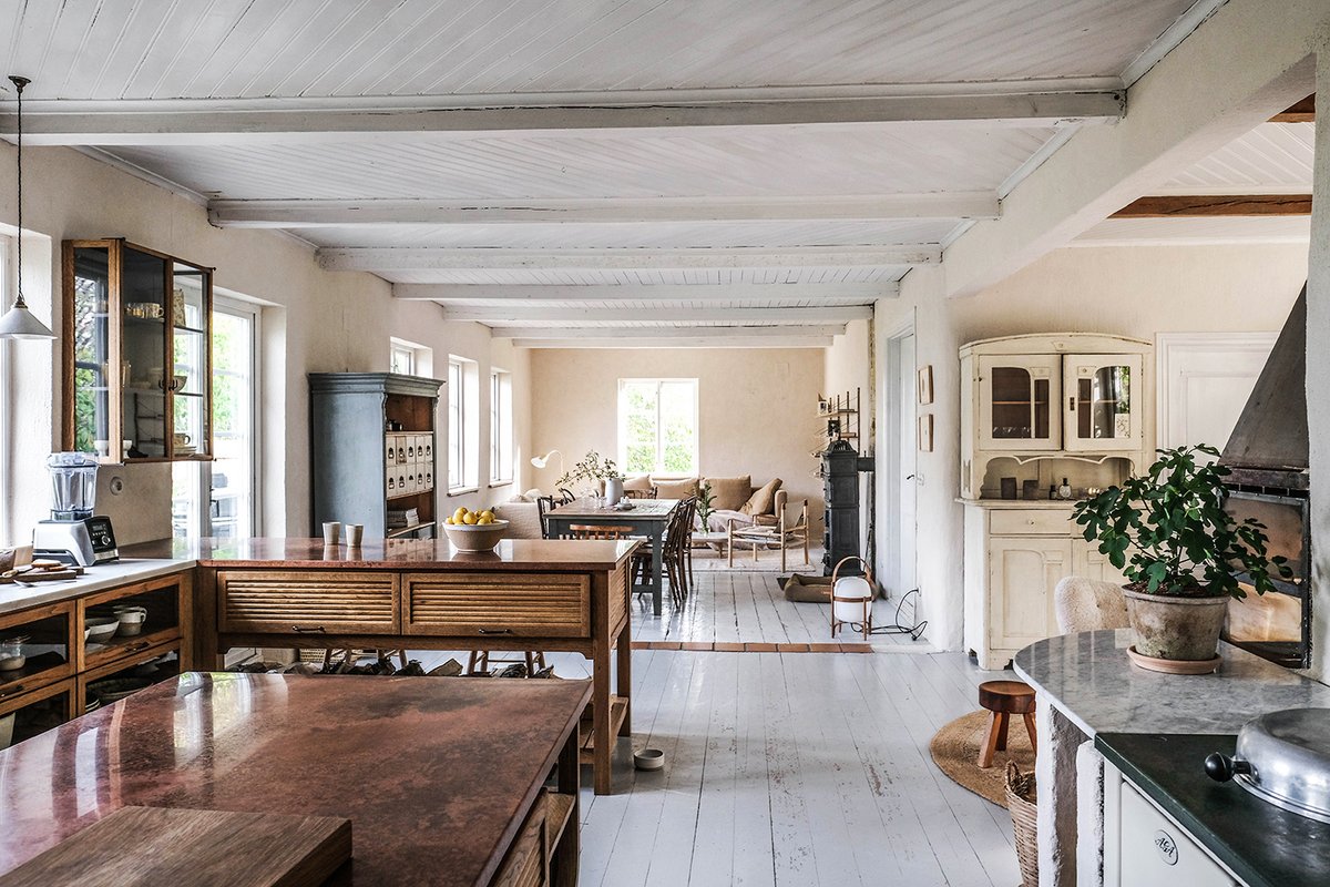 deVOLKitchens's tweet photo. #KitchenTour: The kitchen is the centre of this airy Scandinavian home, ubiquitous whitewashed floorboards and ceilings, an eclectic mix of vintage and mid-century furniture all brought together with our Haberdasher's cupboards. https://t.co/66A86MO0SO #ScandiKitchen https://t.co/nOFmoxf2Z8