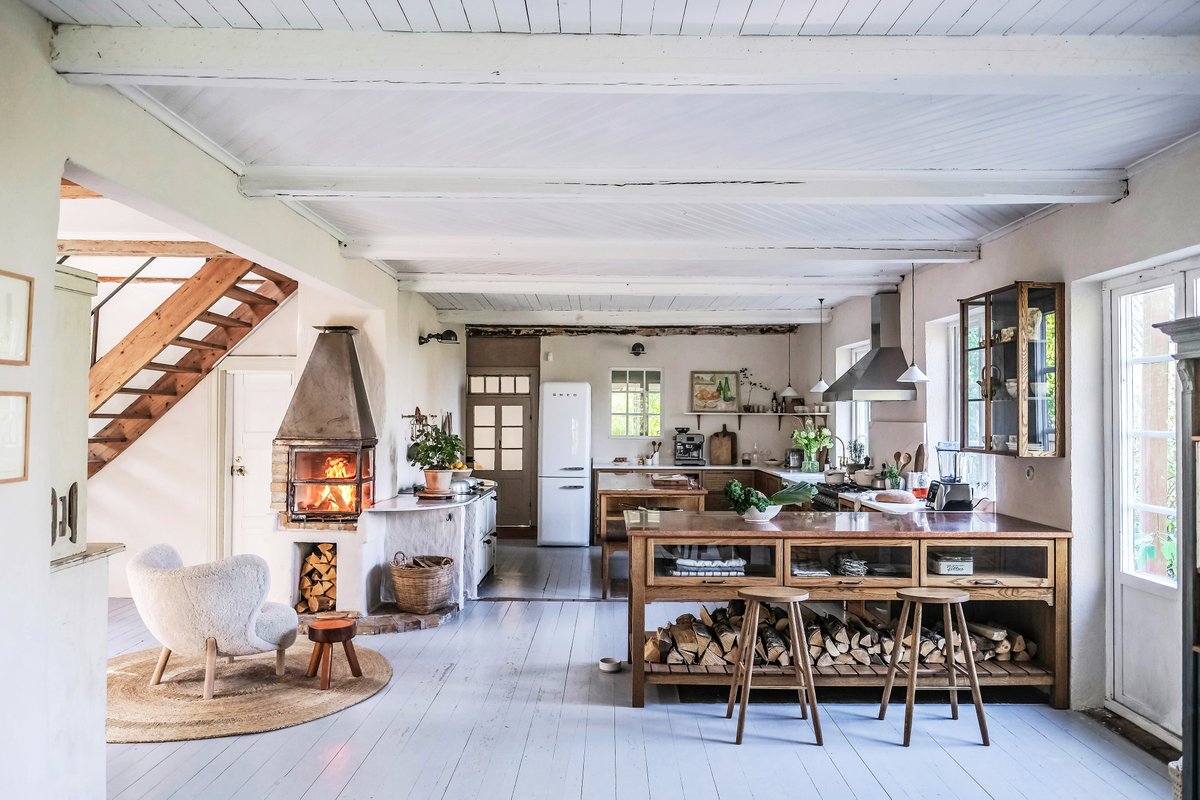 deVOLKitchens's tweet photo. #KitchenTour: The kitchen is the centre of this airy Scandinavian home, ubiquitous whitewashed floorboards and ceilings, an eclectic mix of vintage and mid-century furniture all brought together with our Haberdasher's cupboards. https://t.co/66A86MO0SO #ScandiKitchen https://t.co/nOFmoxf2Z8