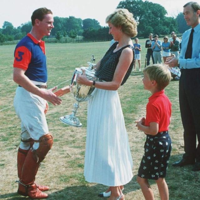 JAMES HEWITT, QUIEN FUERA AMANTE DE LADY DI, TIENE UN GRAN PARECIDO CON EL DUQUE DE SUSSEX, HARRY, HIJO MENOR DE LADY DI DE GRAN BRETAÑA. ift.tt/VlUnRfs