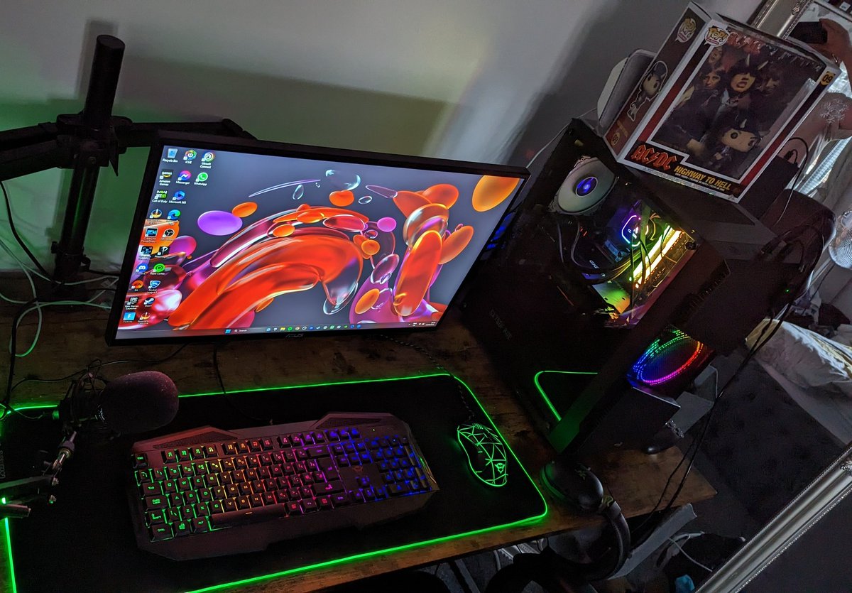 JustWillGaming's tweet photo. The set up without all the other monitors 😀 #pcgaming #corsair #prettycolours https://t.co/kVqgK42htu