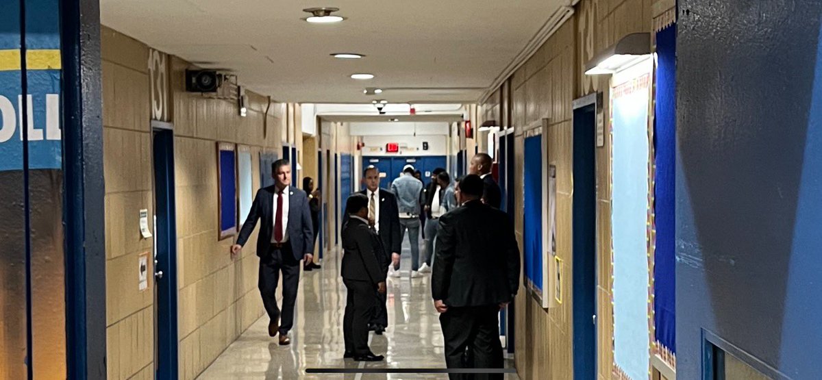 The Secret Service has arrived at MS 354👮🏾‍♀️🚨#354strong <a href="/SheneanL/">Shenean Lindsay</a> <a href="/Philton73287848/">Philton</a> <a href="/CSD17NYC/">District 17</a>