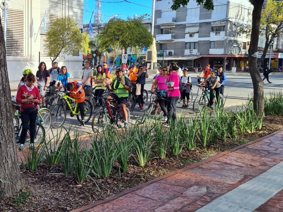 SebasGlibota's tweet photo. -Nadie anda en bicicleta, por eso no hace falta infraestructura adecuada
👇🏼Una tarde en la ciudad
#SubiteALaBici #MejorEnBici #SomosTránsito #1AutoMenos https://t.co/I9o84YNQLM