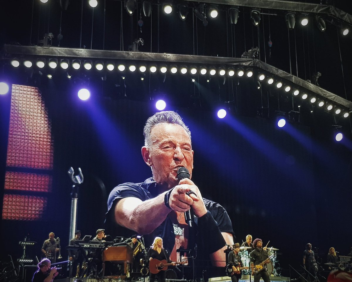 Sabrina_Z__'s tweet image. #SpringsteenParis 
#SpringsteenTour2023 

What a return 🔥 What a night ❤