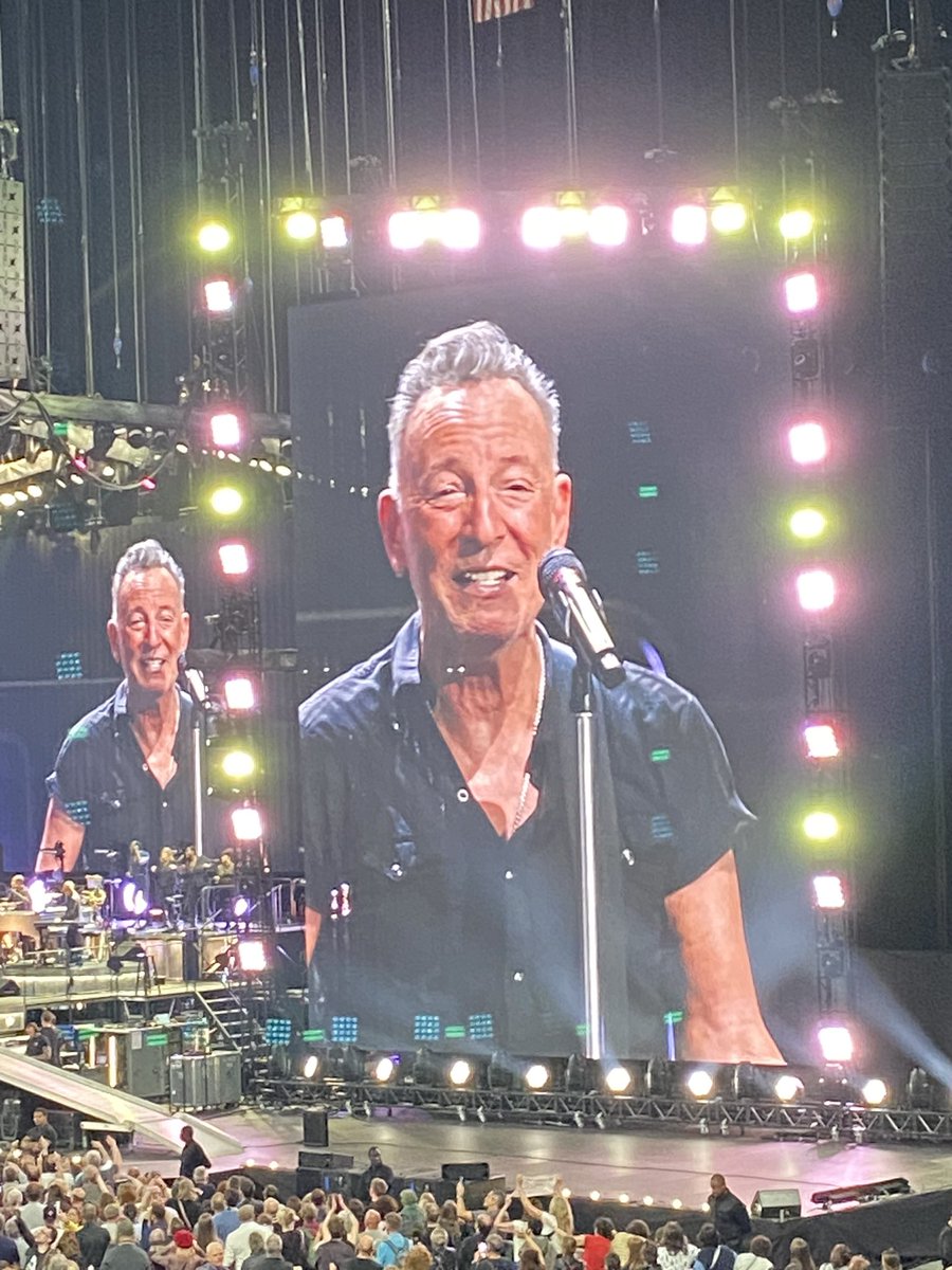 fquedeville's tweet image. The boss toujours #springsteenparis