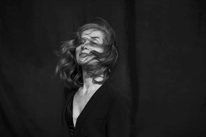 literlandweb1's tweet photo. "El lujo nunca me ha atraído, me gustan las cosas simples, los libros, estar sola o con alguien que me entienda”. 
Daphne du Maurier
📷Peter Lindbergh https://t.co/Kxo1oaor9k