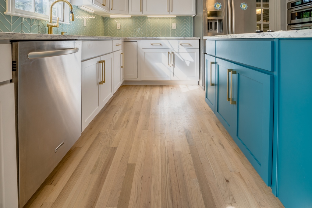CCFFcompany's tweet photo. Who's a fan of a two-toned kitchen? The kitchen island is the perfect place to display that favorite color of yours 🤍💙
#twontonedkitchen #kitchenisland #kitchenremodel #kitchenreno #kitchendesign #bluecabinets #goldhardware #kitchen https://t.co/UsL683hhWl