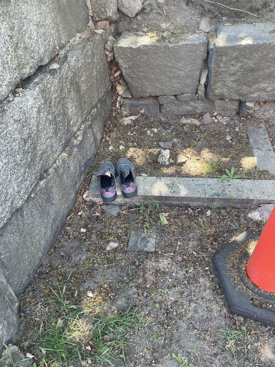 whitrae's tweet photo. If you lost your shoes they’re in the broad street cemetery in Salem, MA… @juliewbee https://t.co/DnuZ4Cf9wX