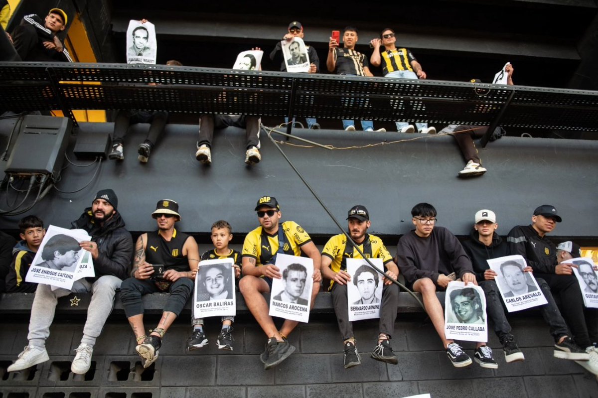 famidesa's tweet photo. Hoy la hinchada de Peñarol hizo socios eternos a 9 detenidos desaparecidos y asesinados. 

La hinchada los inmortaliza para siempre.

📸 @smazzarovich

@golcontralaimpunidad 
@hinchadaconmemoria https://t.co/HjyrLHJju1