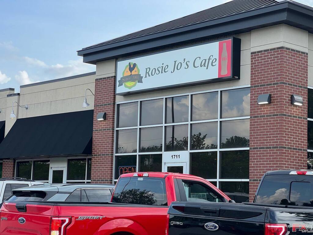 dbthompson's tweet photo. Looking for new places to eat. The hamburger was home style, although the fries needed hotter oil. Given how busy they were, that’s no surprise. I’ll give them another try. 
.
.

#drdbt #iphone13promax #ozarkmo #localdiner #tryingnewplaces https://t.co/SjthP5Cv1K https://t.co/sIy8I8pwLJ