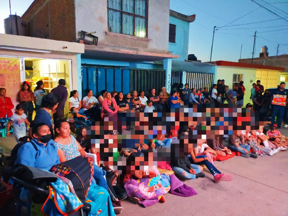 Gran aceptación ha tenido el programa #CineconPrevención que lleva a cabo #SSP a través de Subría. de #PrevenciónSocial, en esta ocasión se acudió a la col. José Revueltas teniendo el apoyo de elementos de Policía Estatal, llevando funciones de diversión  y valores  para NNyA.