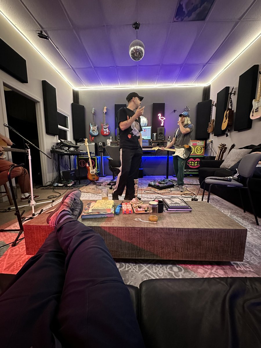 0xSDR's tweet photo. Rehearsals for @valeinallcaps!! Come check the gang out May 16th! @NewBeatFund https://t.co/8iz5EgxeBc